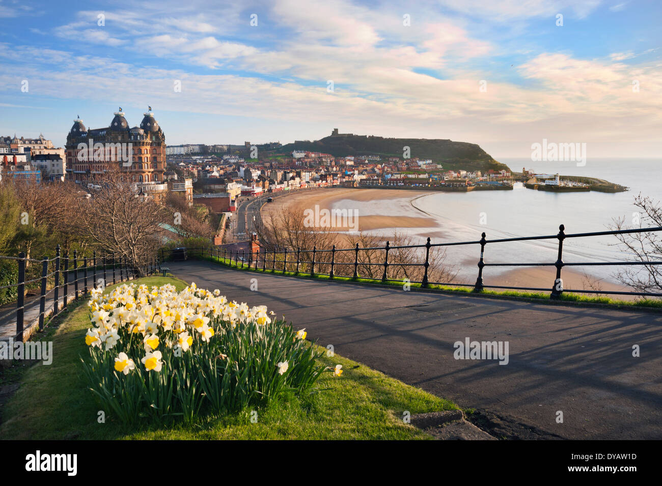 Am frühen Morgen im Frühjahr über North Bay, zeigt The Grand Hotel und das Schloss, Scarborough, North Yorkshire, UK Stockfoto