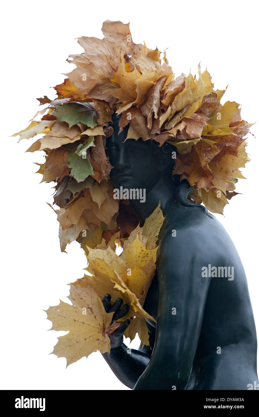 schwarze Frau Statue mit Herbst Ahorn Blätter Krone auf dem Kopf, isoliert auf weiss Stockfoto