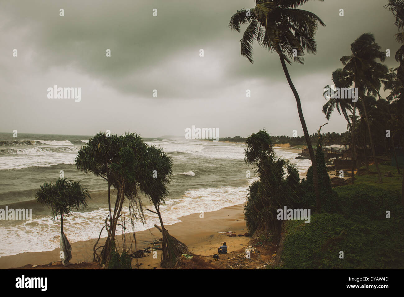 Ein Mann genießt das schöne Wetter an einem Strand in Goa. Stockfoto