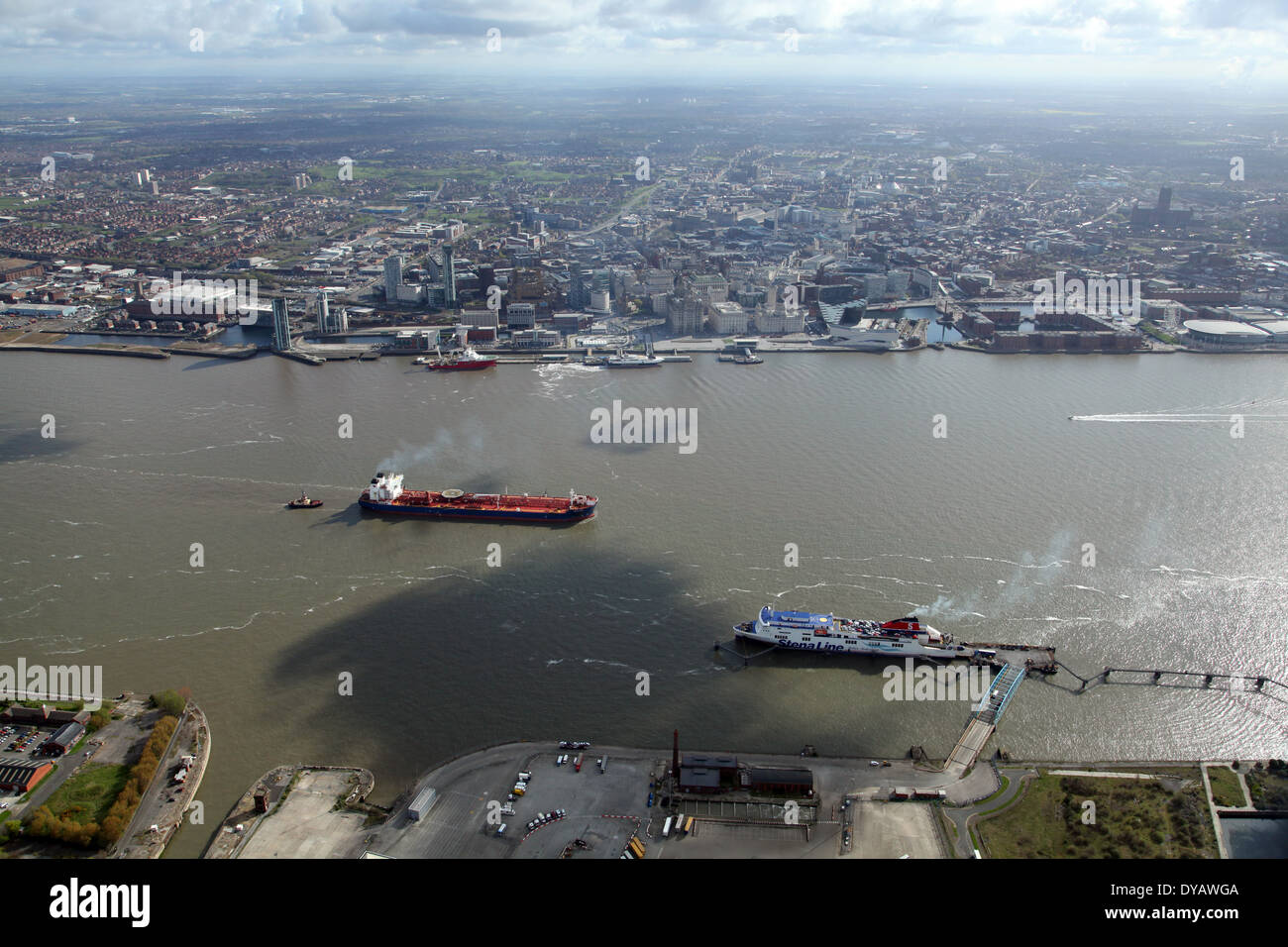 Luftbild von Liverpool und The River Mersey mit zwei Schiffen Stockfoto