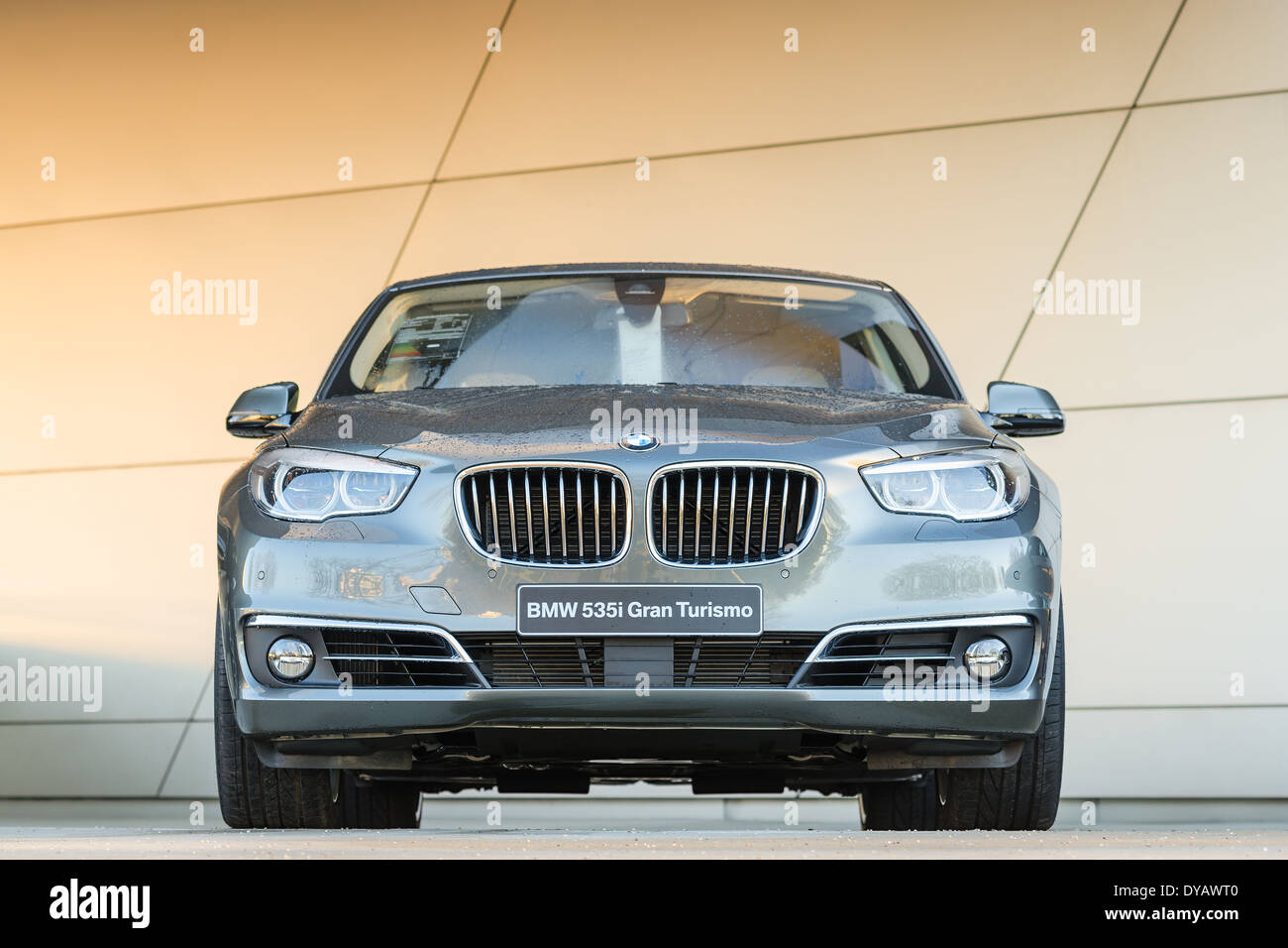 Neues modernes Modell der BMW 535i Gran Turismo Familie Klasse Liftback. Nachdem der Regen grau metallic Auto nass. Stockfoto