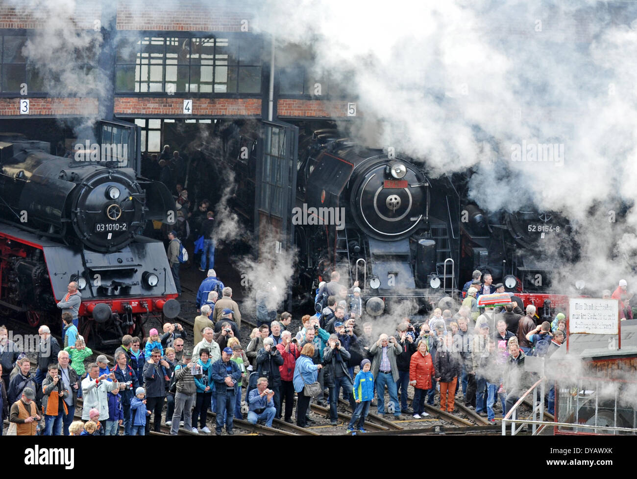 Dresden, Deutschland. 12. April 2014. Rauch, Dampf und zahlreiche Besucher sind während der 6. Sitzung der Dampflokomotiven auf dem Gebiet der Eisenbahnmuseum in Dresden, Deutschland, 12. April 2014 abgebildet. Das diesjährige Motto lautet "175 Jahre Leipzig-Dresdner-Eisenbahn" (wörtl.), Deutschlands erste Langstrecke. Die Veranstaltung ist das Ende der aktuellen Festivalwochen. Foto: Matthias Hiekel/Dpa/Alamy Live News Stockfoto