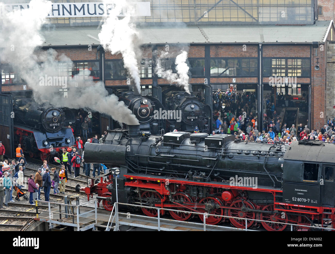 Dresden, Deutschland. 12. April 2014. Rauch, Dampf und zahlreiche Besucher sind während der 6. Sitzung der Dampflokomotiven auf dem Gebiet der Eisenbahnmuseum in Dresden, Deutschland, 12. April 2014 abgebildet. Das diesjährige Motto lautet "175 Jahre Leipzig-Dresdner-Eisenbahn" (wörtl.), Deutschlands erste Langstrecke. Die Veranstaltung ist das Ende der aktuellen Festivalwochen. Foto: Matthias Hiekel/Dpa/Alamy Live News Stockfoto