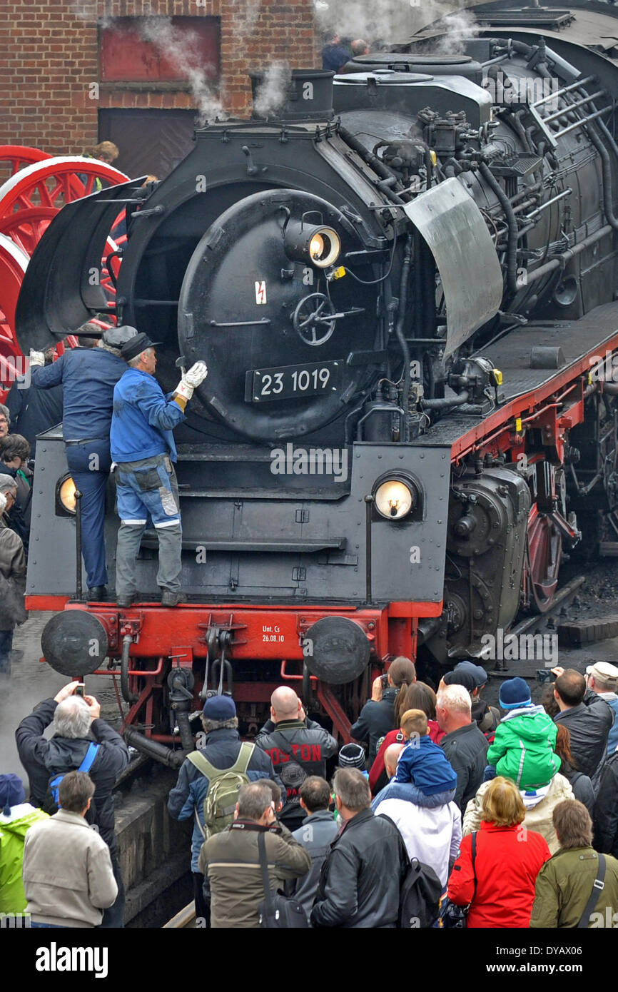 Dresden, Deutschland. 12. April 2014. Rauch, Dampf und zahlreiche Besucher sind während der 6. Sitzung der Dampflokomotiven auf dem Gebiet der Eisenbahnmuseum in Dresden, Deutschland, 12. April 2014 abgebildet. Das diesjährige Motto lautet "175 Jahre Leipzig-Dresdner-Eisenbahn" (wörtl.), Deutschlands erste Langstrecke. Die Veranstaltung ist das Ende der aktuellen Festivalwochen. Foto: Matthias Hiekel/Dpa/Alamy Live News Stockfoto