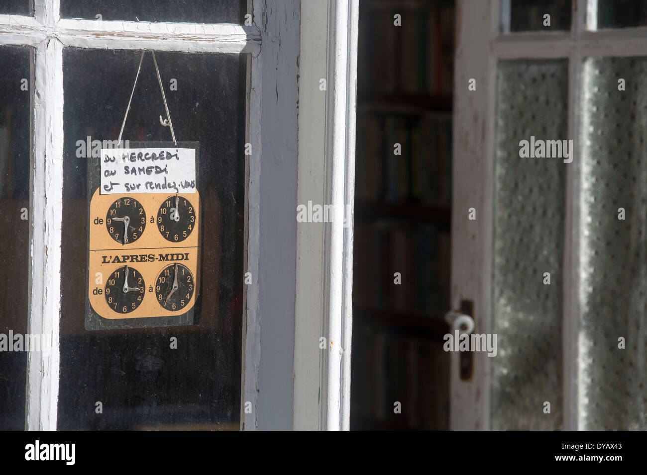 malerische Alter französische Shop öffnen Zeichen-Fenster schließen Stockfoto