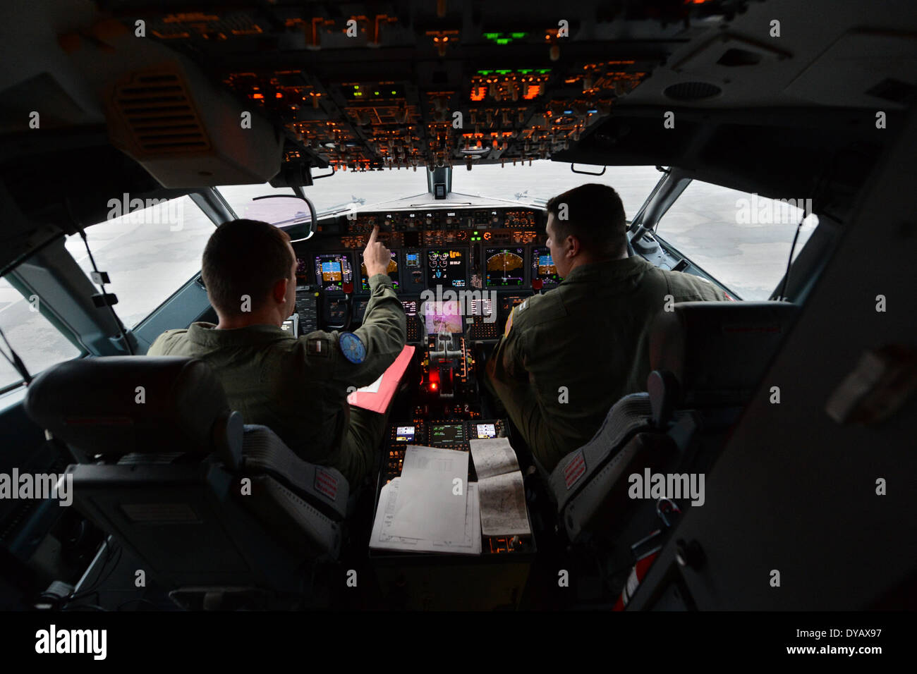 Führen Sie Nick Horton, links, und Lt. Clayton Hunt, Marine Flieger zugewiesen, Patrol Squadron (VP) 16, Preflight-Prüfungen in der Flug-Station von einer P-8A Poseidon vor einer Mission, um bei Such- und Rettungsaktionen Operationen für Malaysia Airlines Flug MH370 zu unterstützen. VP-16 in den USA bereitgestellt wird 7. Flotte Aufgabengebiet Unterstützung von Sicherheit und Stabilität in der Indo-Asien-Pazifik-Region. (Foto: U.S. Navy Chief Masse Kommunikation Spezialist Keith DeVinney/freigegeben) Stockfoto