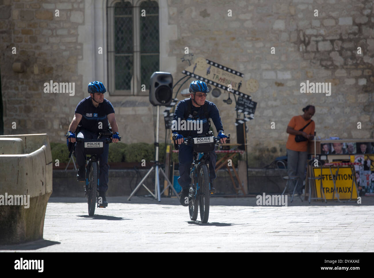 Zwei französische Gendarmen auf Patrouille Bikes Fahrräder Stockfoto