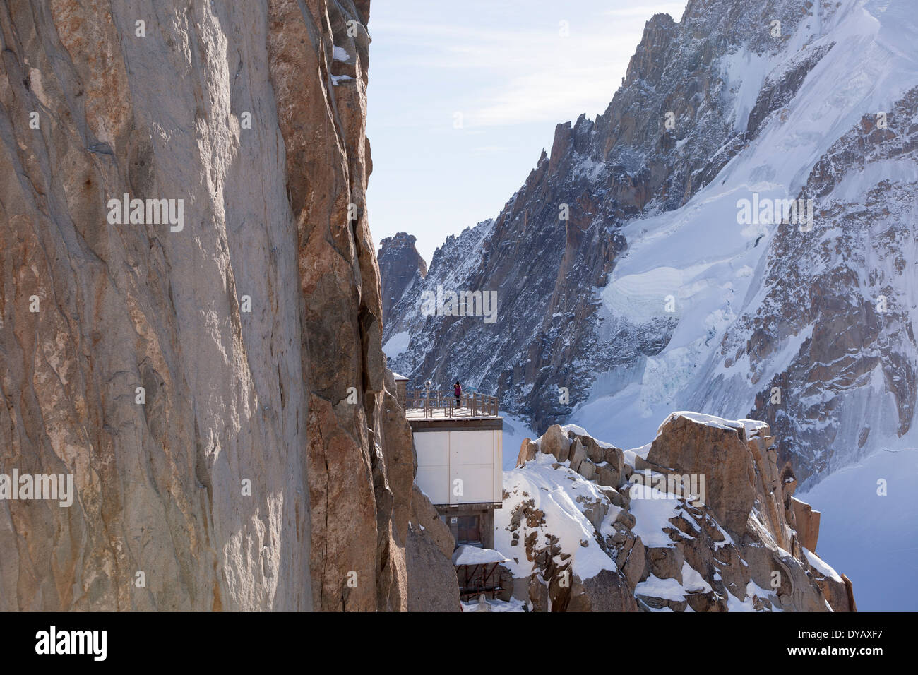 Ein Tourist besucht einen Aussichtspunkt auf den Gipfel der Aiguille Du Midi (3842m) über Chamonix Mont-Blanc. Stockfoto