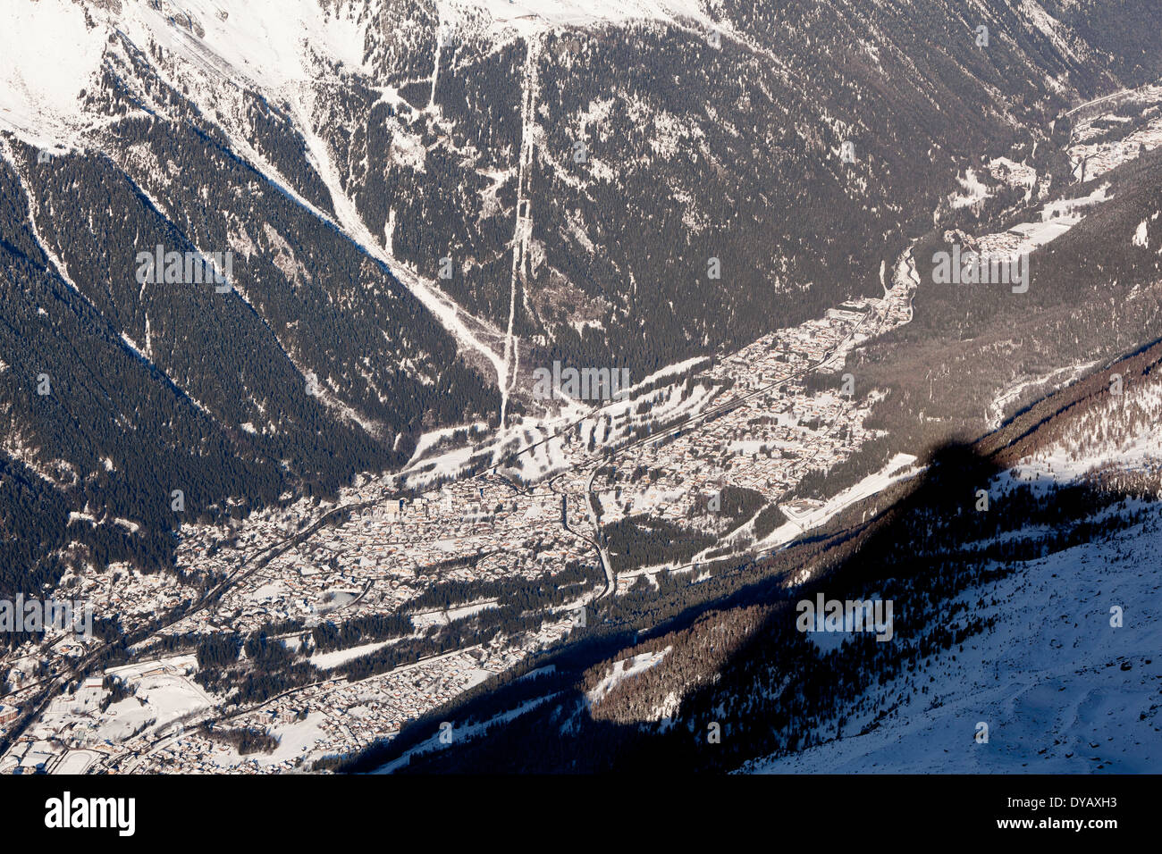 Das Dorf von Chamonix Mont-Blanc von einem Aussichtspunkt am Gipfel Aiguille Du Midi (3842m) gesehen. Stockfoto