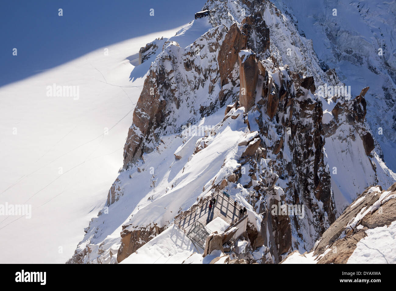 Touristen besuchen einen Aussichtspunkt auf den Gipfel der Aiguille Du Midi (3842m) über Chamonix Mont-Blanc. Stockfoto