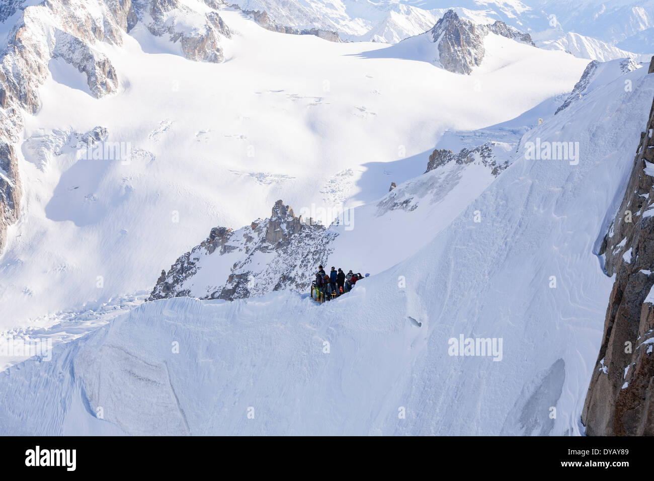 Touristen besuchen einen Aussichtspunkt auf den Gipfel der Aiguille Du Midi (3842m) über Chamonix Mont-Blanc. Stockfoto