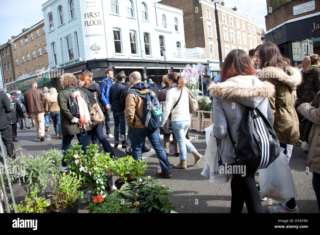 Portobello Road Market Besucher - London W11 - UK Stockfoto