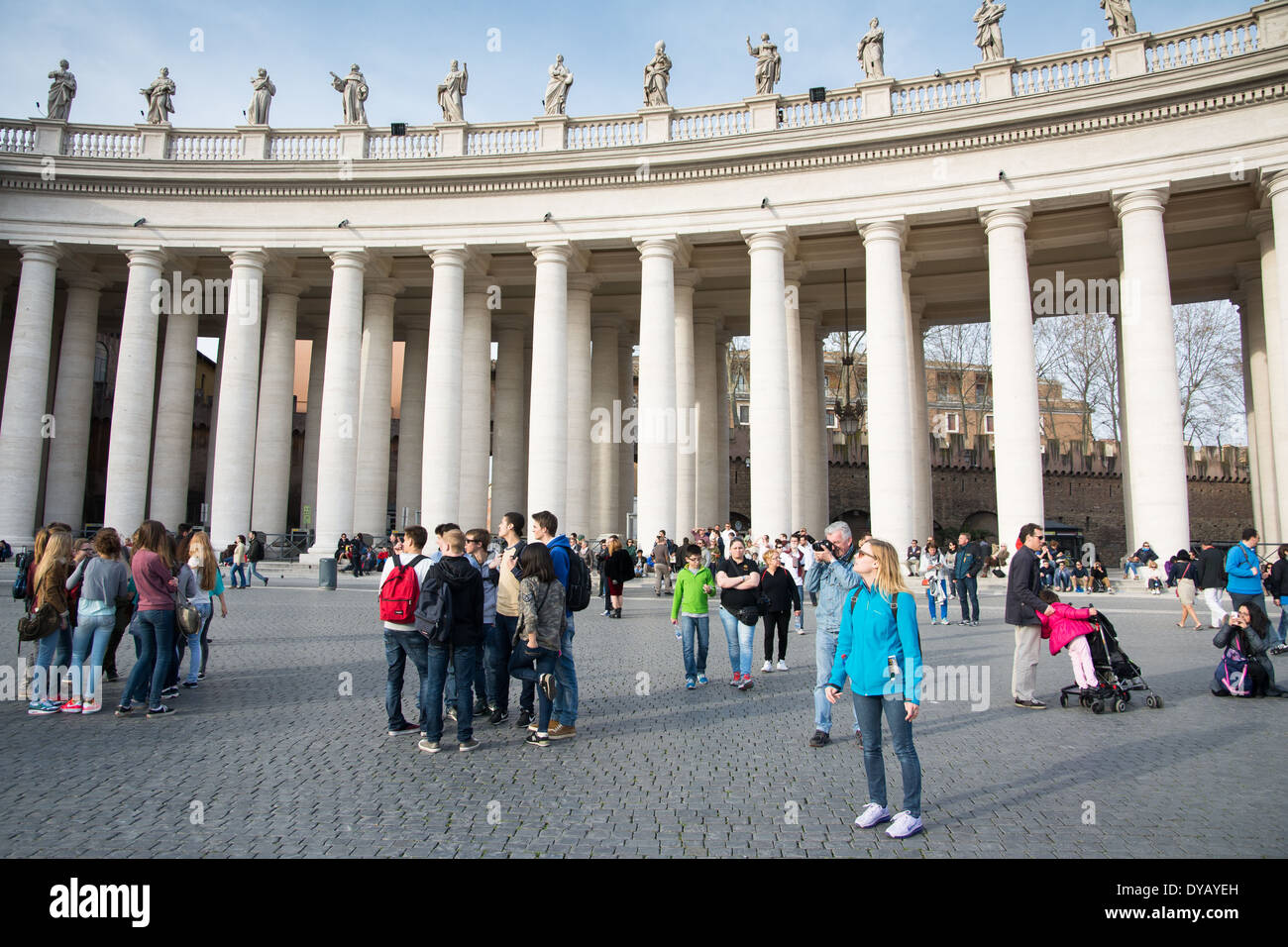 Vatikanstadt, Vatikanstadt Staat-März 15, 2014:more Menschen und Pilger auf dem Petersplatz im Vatikan in einem Sommer Tag admi Stockfoto