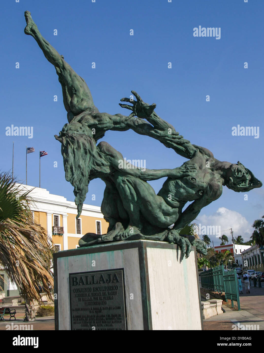 San Juan, Puerto Rico, Vereinigte Staaten. 28. März 2005. Erstellt von Victor Ochoa und 1992 an der Plaza del Cuartel de installiert hat BallajÃ¡die allegorische Skulptur drei larger-than-Life Bronzefiguren in einen Kampf mit der Rettung der Bezirk BallajÃ¡durch die Puerto Ricaner miteinander verflochten. Die BallajÃ¡ist die alte Kaserne Bereich in Old San Juan (El Viejo San Juan) wo die spanische Truppen einquartiert wurden. © Arnold Drapkin/ZUMAPRESS.com/Alamy Live-Nachrichten Stockfoto