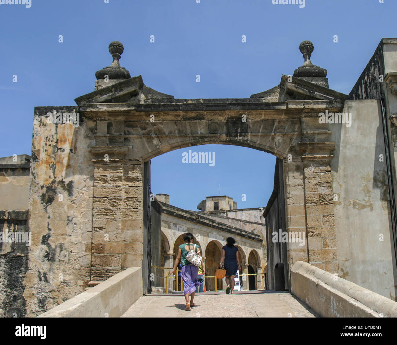 San Juan, Puerto Rico, Vereinigte Staaten. 28. März 2005. Die Rampe zum Eingang Westtor, das Castillo de San CristÃ³bal (Fort San Cristobal), Teil der San Juan National Historic Site. Es war die größte Befestigungsanlage, die von den Spaniern in der neuen Welt gebaut. Fertig im Jahre 1783, bedeckt es dann etwa 27 Hektar. © Arnold Drapkin/ZUMAPRESS.com/Alamy Live-Nachrichten Stockfoto