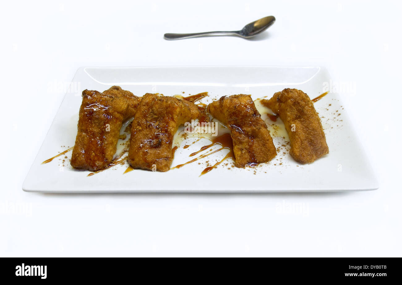 Torrijas, typisch spanische süß Fastenzeit und Ostern oder Heilige Woche über einem weißen Teller. Stockfoto
