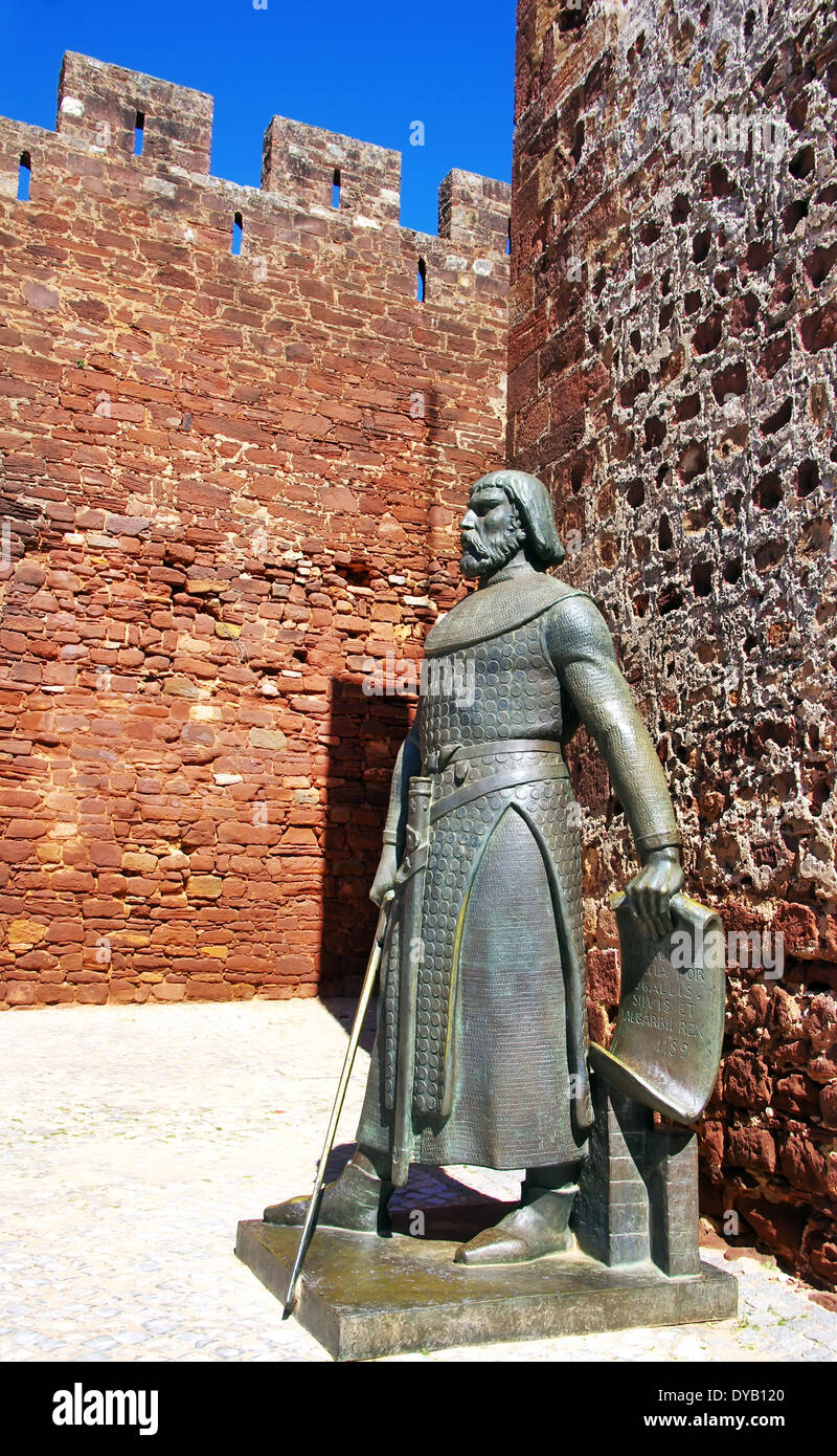 Ritterstatue auf der Burg von Silves, Portugal Stockfoto