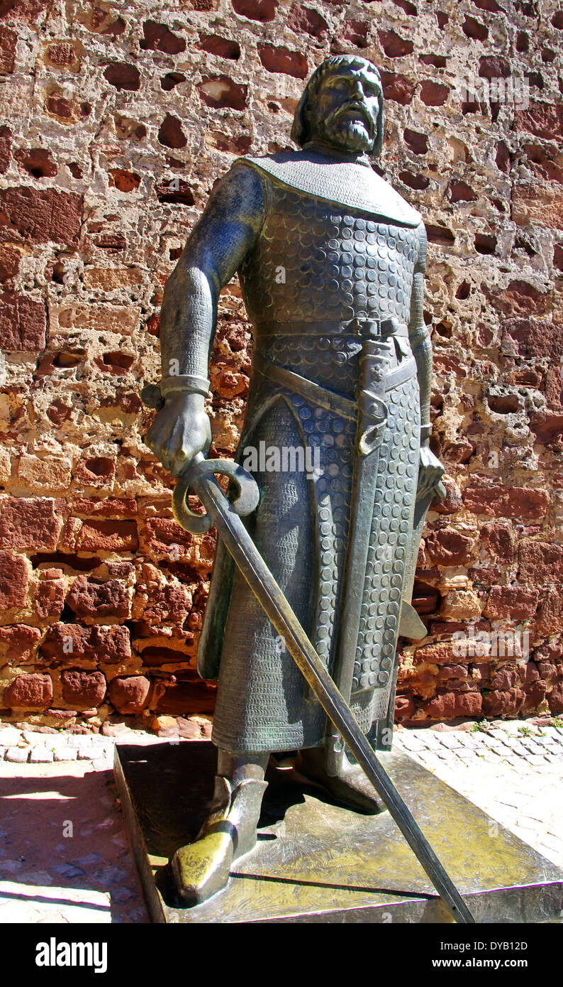 Ritterstatue auf der Burg von Silves, Portugal Stockfoto