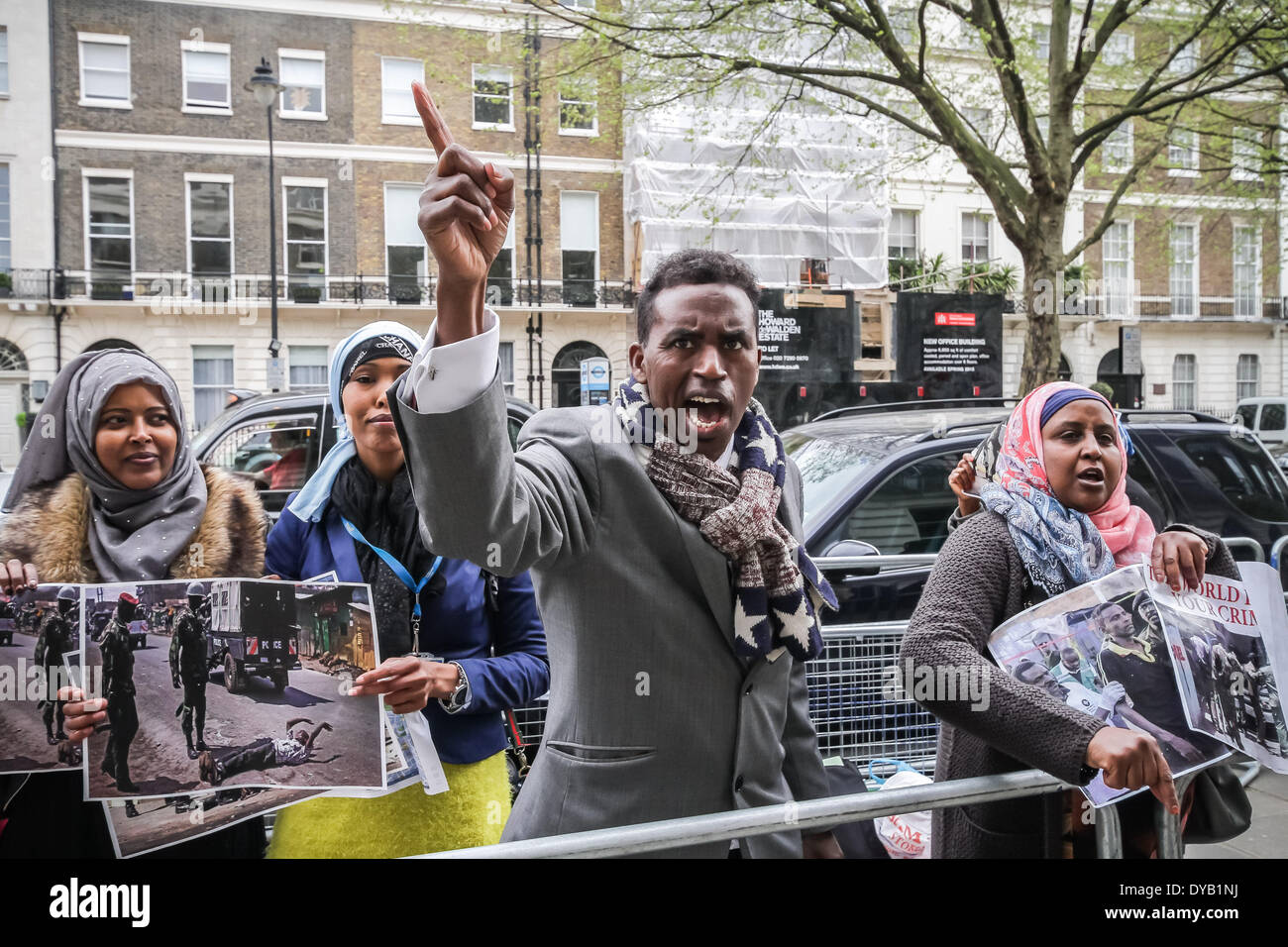 London, UK. 12. April 2014. Britische Somailis protestieren außerhalb Hochkommissariat von Kenia in London Credit: Guy Corbishley/Alamy Live News Stockfoto