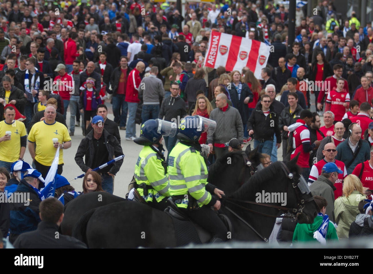 Wembley, London, UK. 12. April 2014. Berittene Polizei sorgen für Sicherheit wie Fußballfans im Wembley-Stadion-Stadion vor dem ersten FA Cup Semi Final zwischen Wigan Athletic und Arsenal FC Credit ankommen: Amer Ghazzal/Alamy Live-Nachrichten Stockfoto