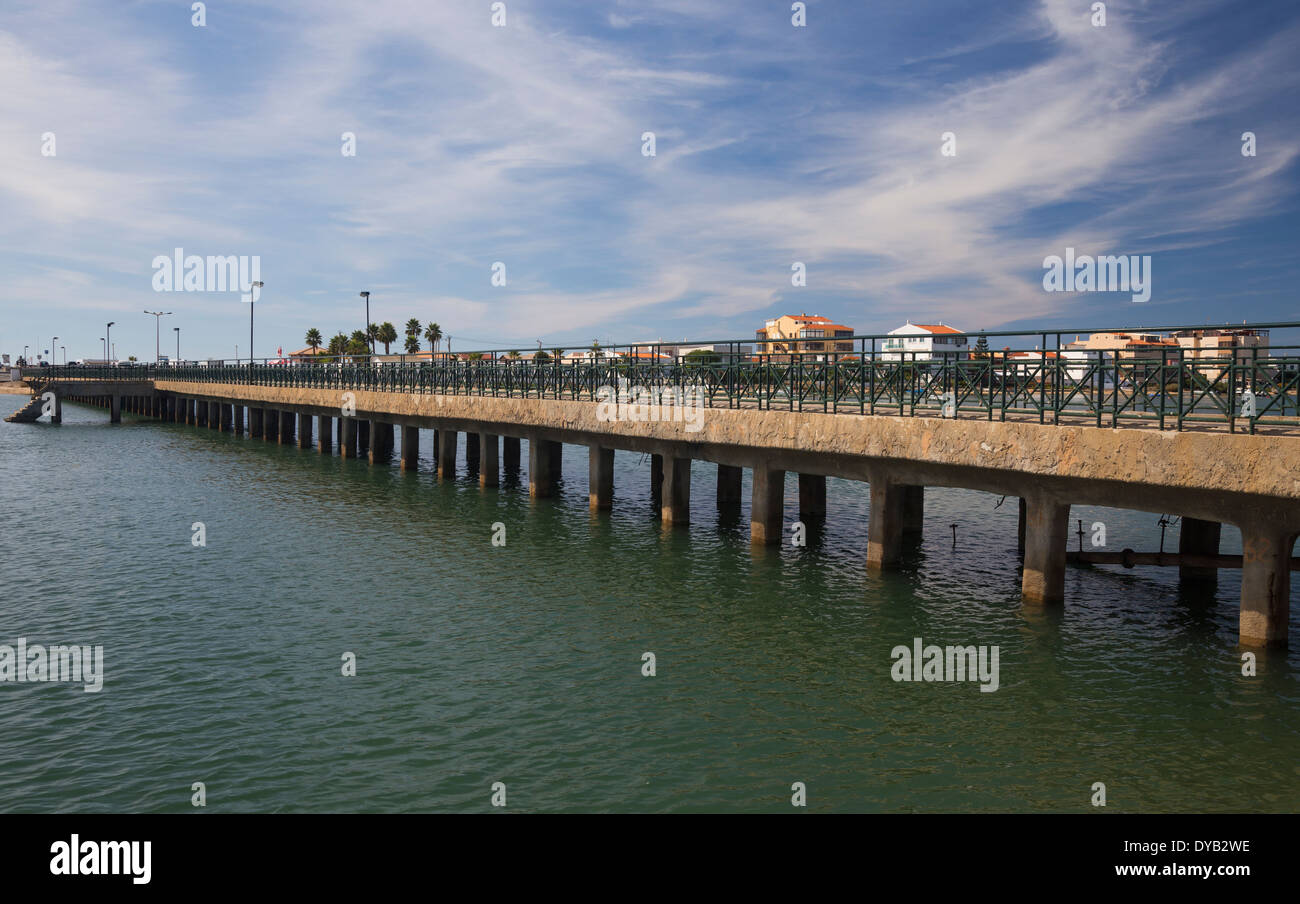 Die einspurige Straßenbrücke Faro Beach Car Park Stockfoto