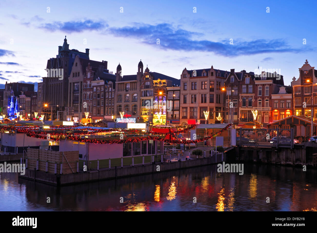 Malerische Stadt von Amsterdam in den Niederlanden bei Nacht Stockfoto