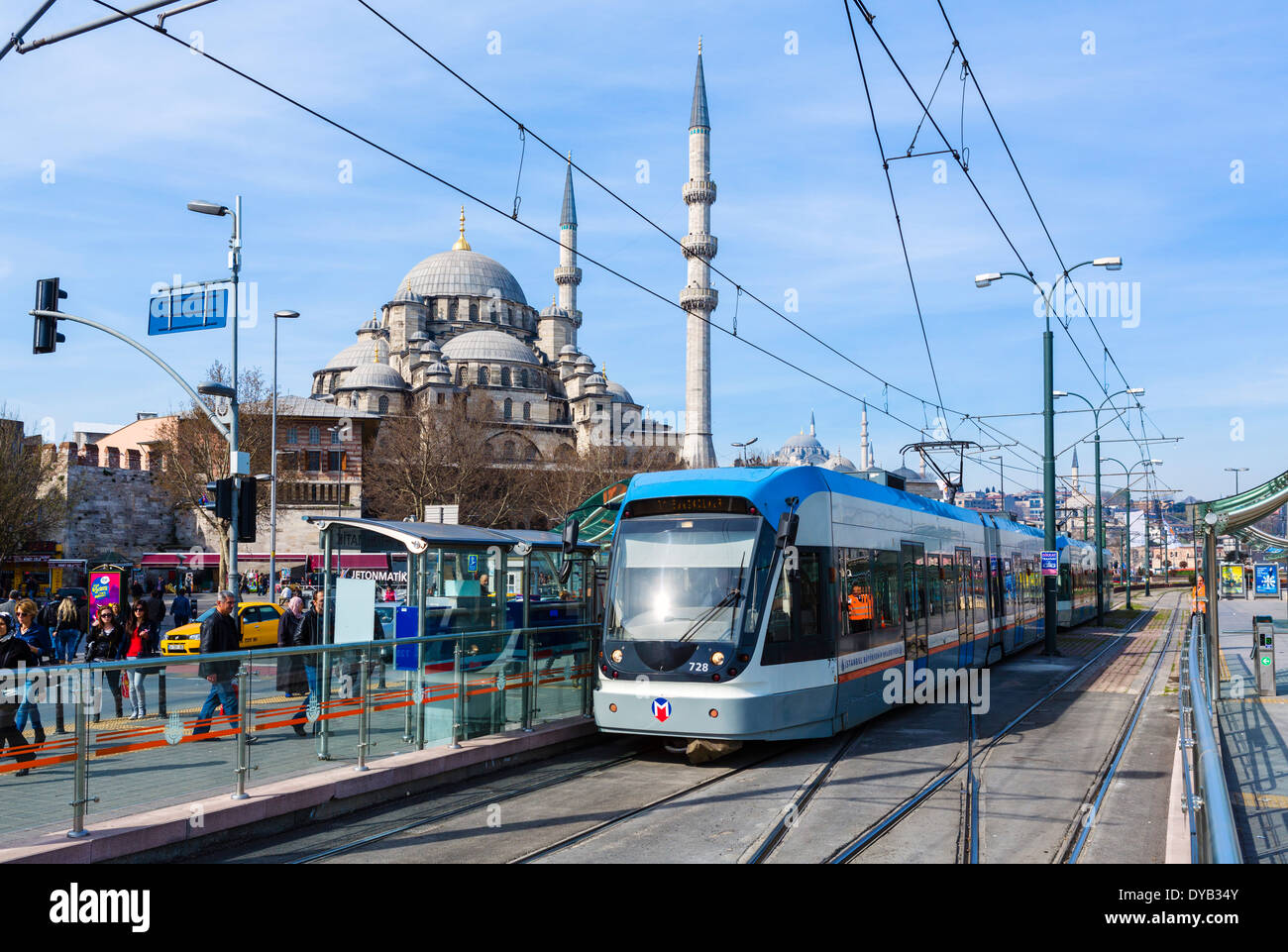 T1-Straßenbahn in Eminönü mit der neuen Moschee (Yeni Camii) hinter, Istanbul, Türkei Stockfoto