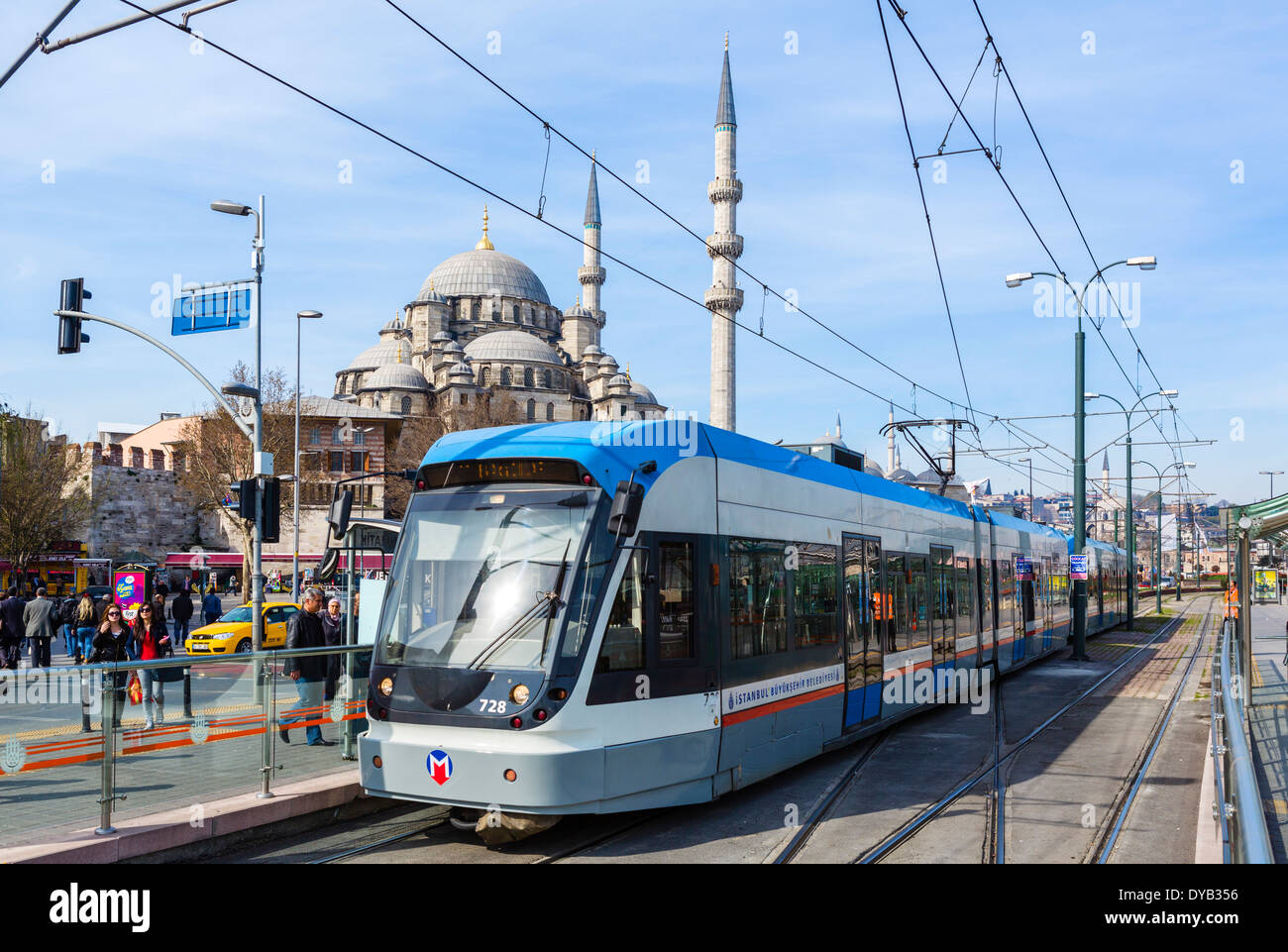 T1-Straßenbahn in Eminönü mit der neuen Moschee (Yeni Camii) hinter, Istanbul, Türkei Stockfoto