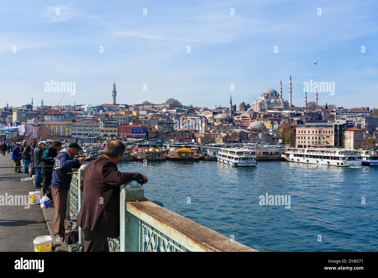 Fischer auf der Galata-Brücke mit der Uferpromenade von Eminönü hinter, Istanbul, Türkei Stockfoto