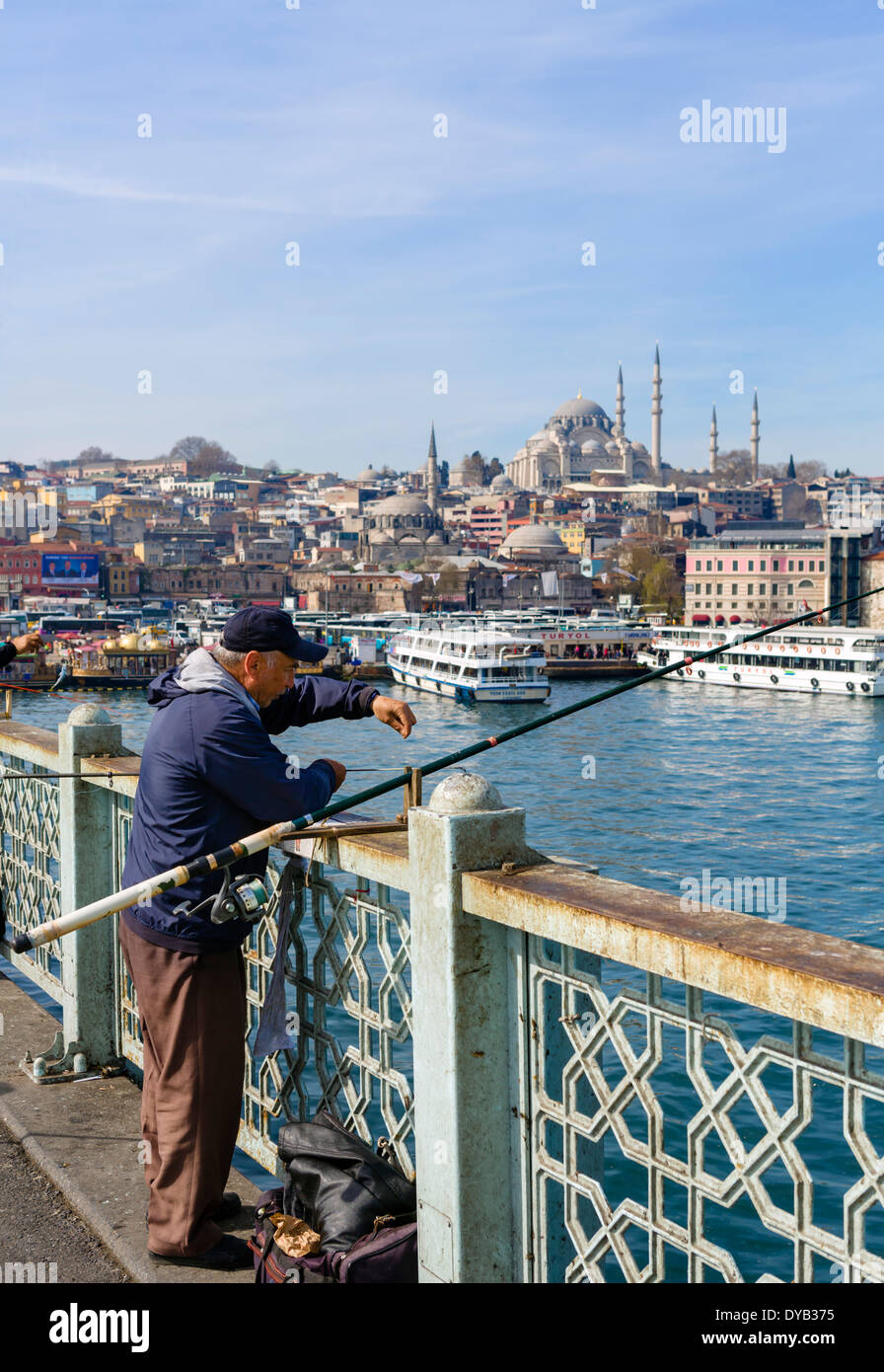 Angler auf der Galata-Brücke mit der Uferpromenade von Eminönü hinter, Istanbul, Türkei Stockfoto
