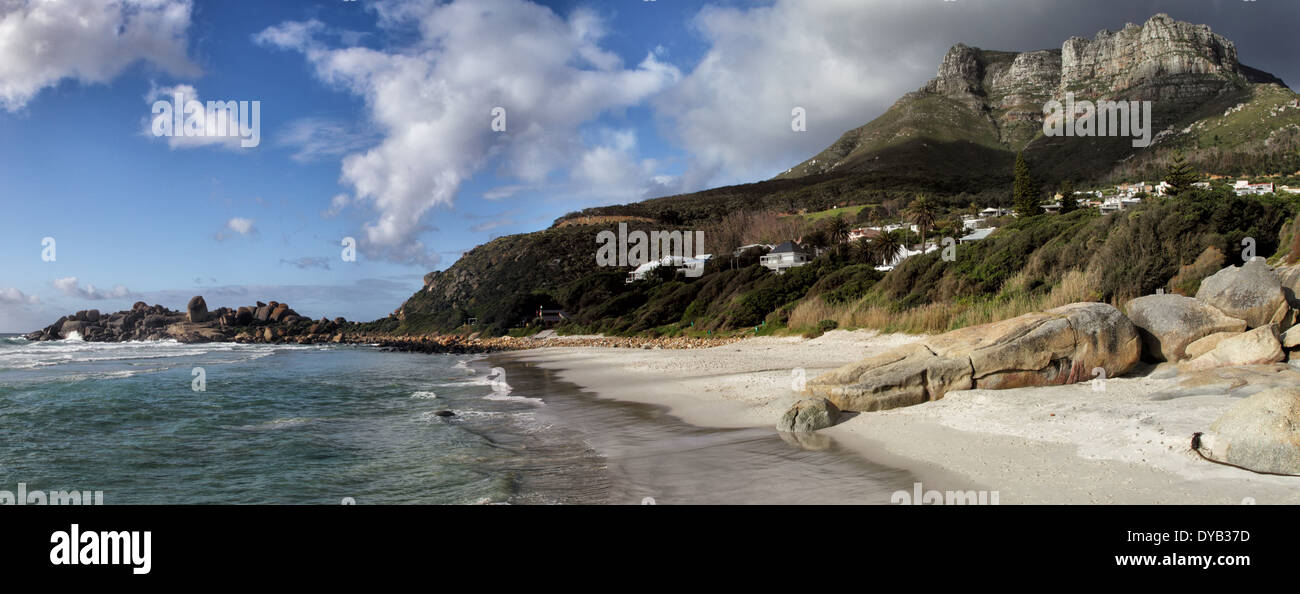Panoramablick über den Strand von Llandudno, einem Vorort von Kapstadt, Südafrika. Stockfoto