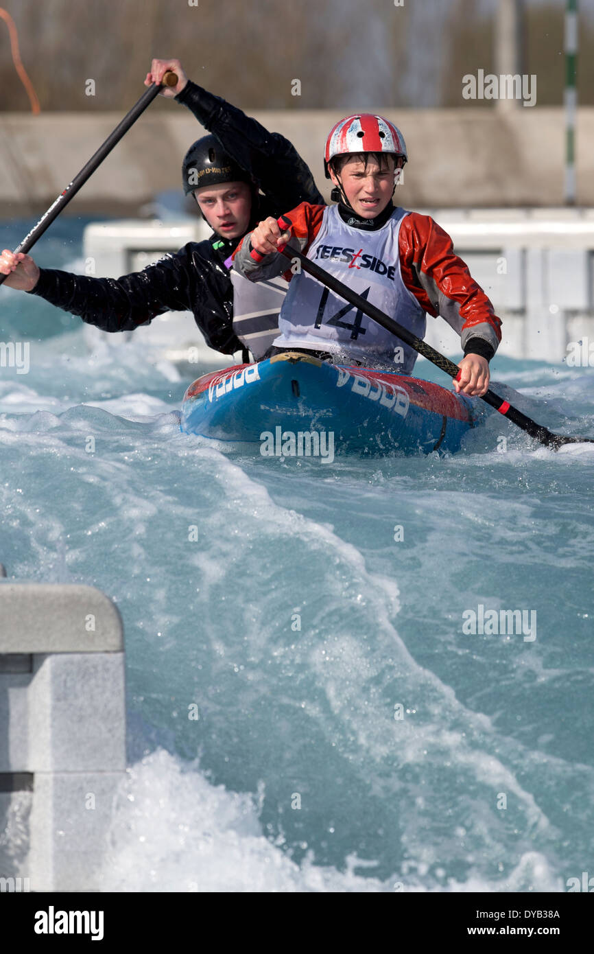 Piers OLIPHANT & Noah HAZELWOOD, eine endgültige C2 Männer GB Kanu Slalom 2014 Auswahl Studien Lee Valley White Water Centre, London, UK Stockfoto