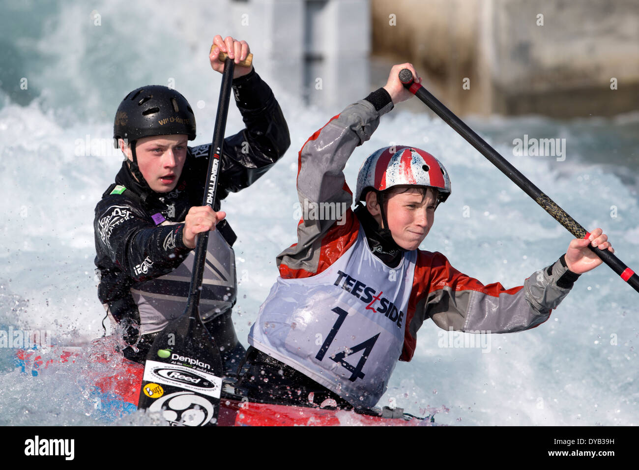 Piers OLIPHANT & Noah HAZELWOOD, eine endgültige C2 Männer GB Kanu Slalom 2014 Auswahl Studien Lee Valley White Water Centre, London, UK Stockfoto