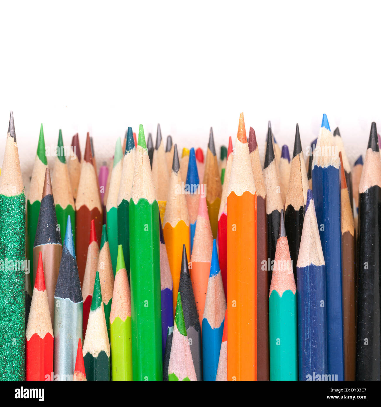 Scharfe bunte Bleistifte. Makro-Foto-Hintergrund auf weißem Hintergrund Stockfoto