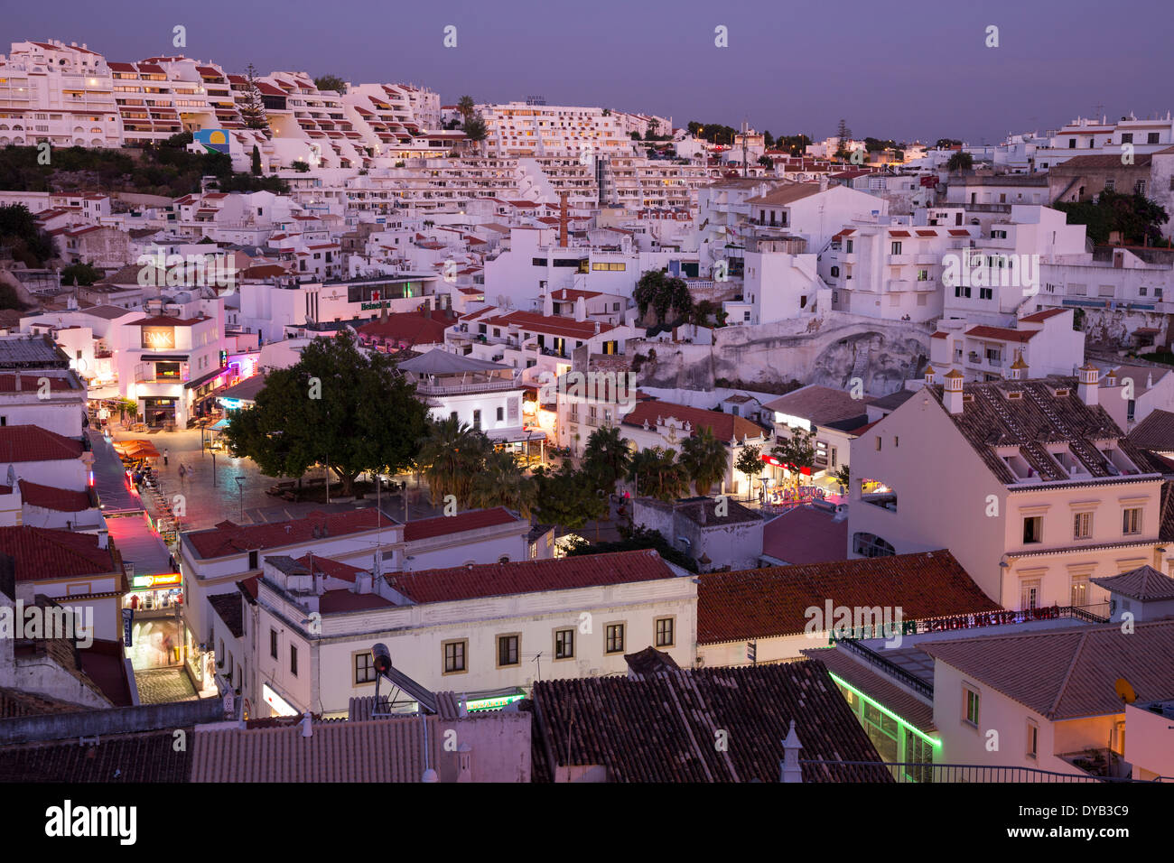 Altstadt von Albufeira in der Dämmerung., Algarve, Portugal Stockfoto