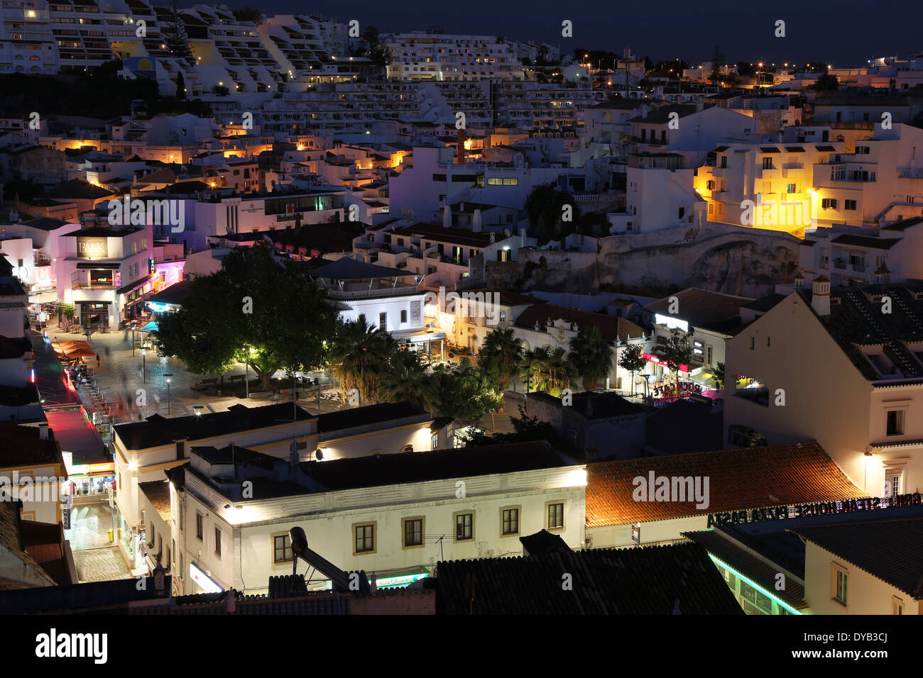 Albufeira Altstadt in der Abenddämmerung. Stockfoto