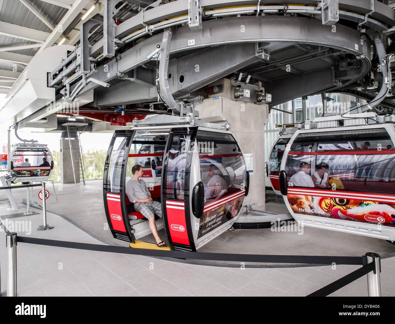 Menschen an Bord von Emirates Air Line Kabel Pflege Gondeln am Greenwich Halbinsel warten zu Beginn der Reise Stockfoto