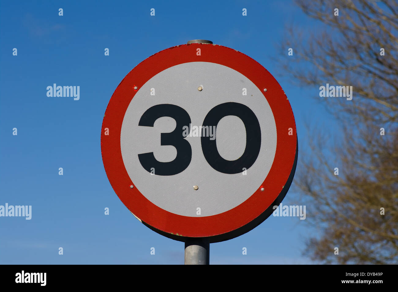 Sie Fahren Mit 30 Km H 30mph geschwindigkeitszeichen -Fotos und -Bildmaterial in hoher
