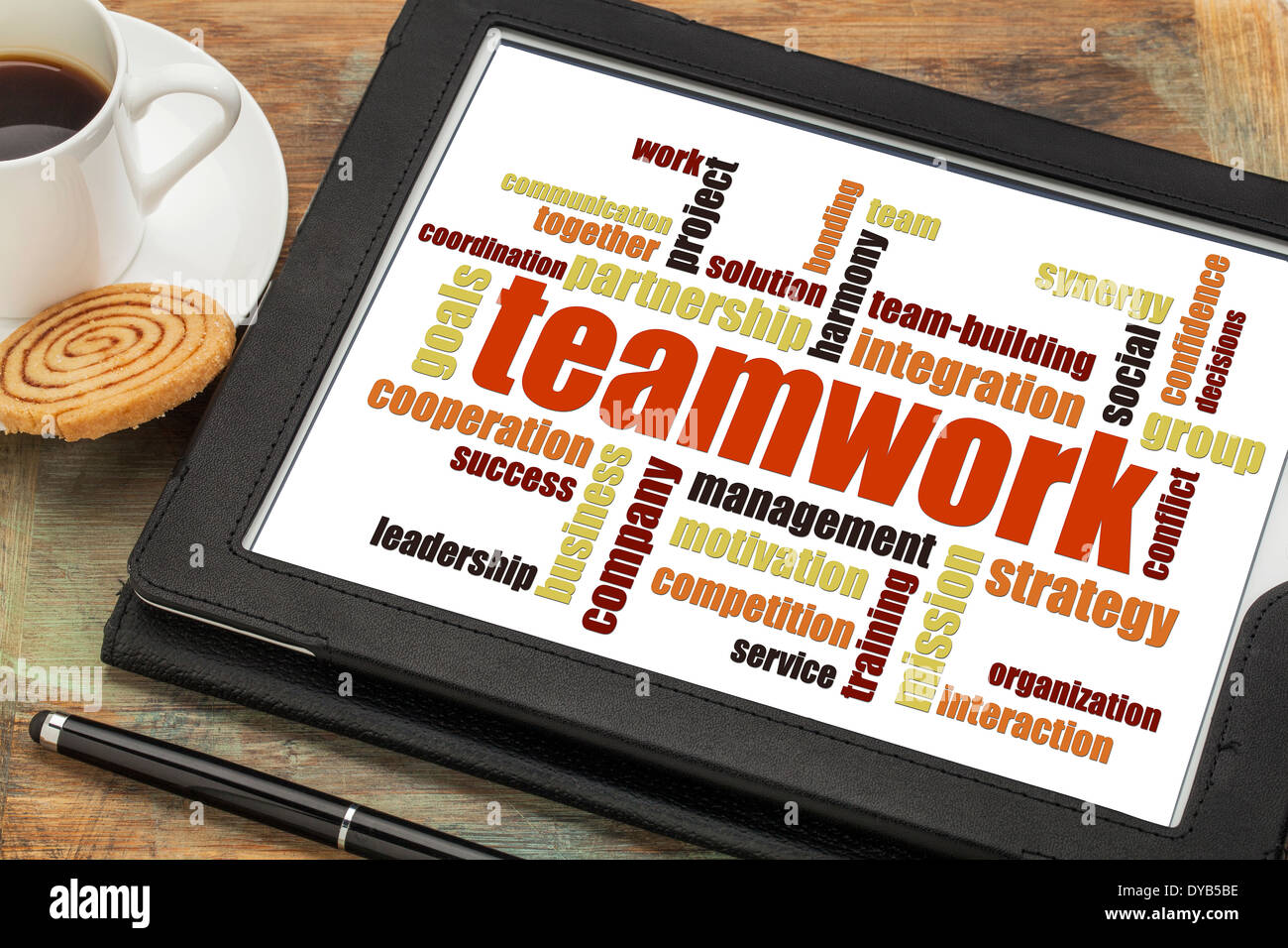 Teamarbeit-Wortwolke auf digitale Tablett mit einer Tasse Kaffee Stockfoto