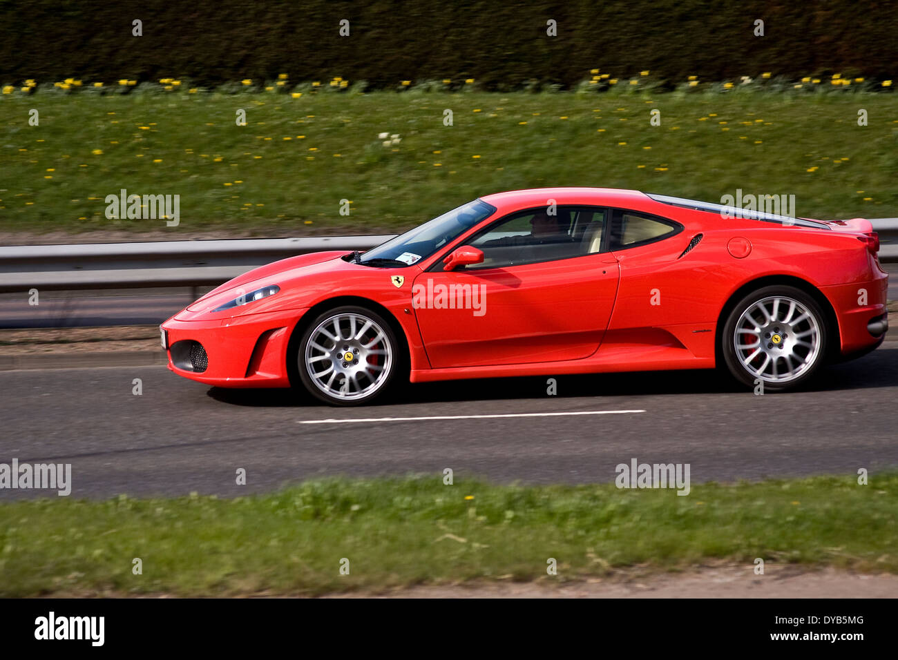 Ein roter Ferrari F430 Sportwagen Reisen entlang der Kingsway West Schnellstraße in Dundee, Großbritannien Stockfoto