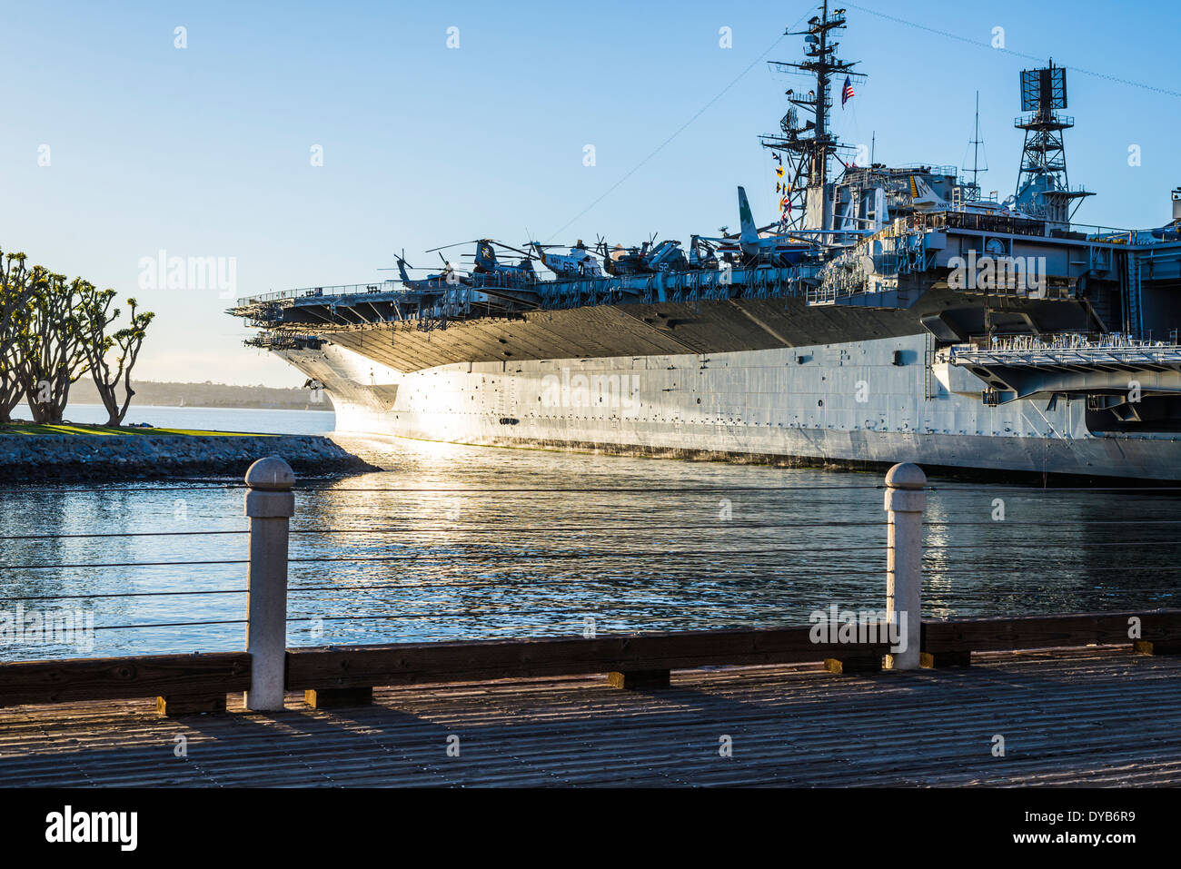 USS Midway Museum am Tuna Harbor Park. San Diego, California, Vereinigte Staaten von Amerika. Stockfoto