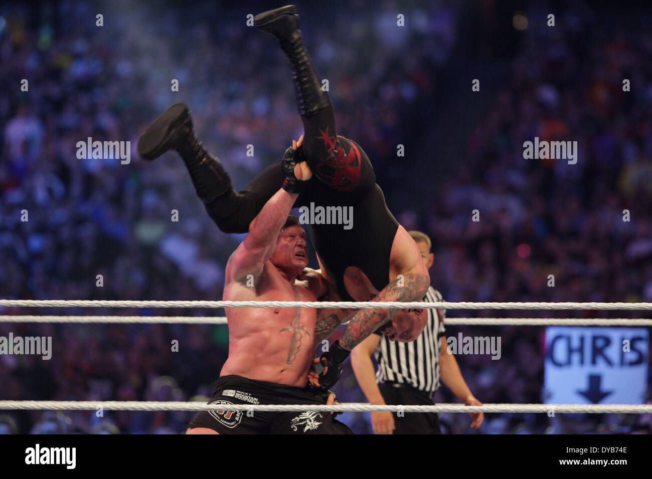 New Orleans, Louisiana, USA. 6. April 2014. BROCK LESNAR trifft eine f-5 auf den Undertaker, die das Spiel enden würde und der Undertaker berühmt 21-jährige Wrestlemania Siegesserie bei Wrestlemania 30 BMW Super Dome. © Matt Roberts/ZUMA Wire/ZUMAPRESS.com/Alamy Live-Nachrichten Stockfoto