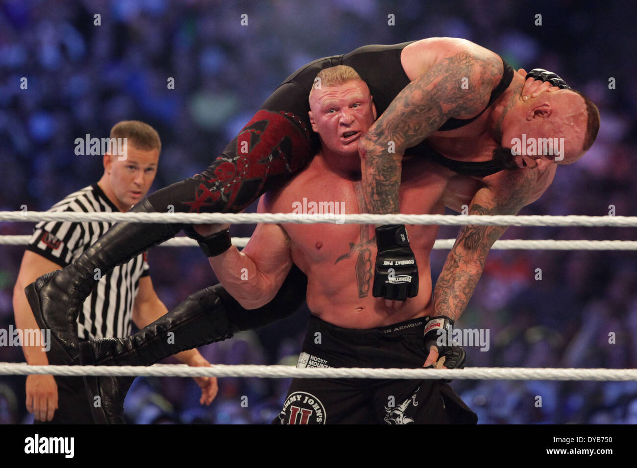 New Orleans, Louisiana, USA. 6. April 2014. BROCK LESNAR trifft eine f-5 auf den Undertaker, die das Spiel enden würde und der Undertaker berühmt 21-jährige Wrestlemania Siegesserie bei Wrestlemania 30 BMW Super Dome. © Matt Roberts/ZUMA Wire/ZUMAPRESS.com/Alamy Live-Nachrichten Stockfoto