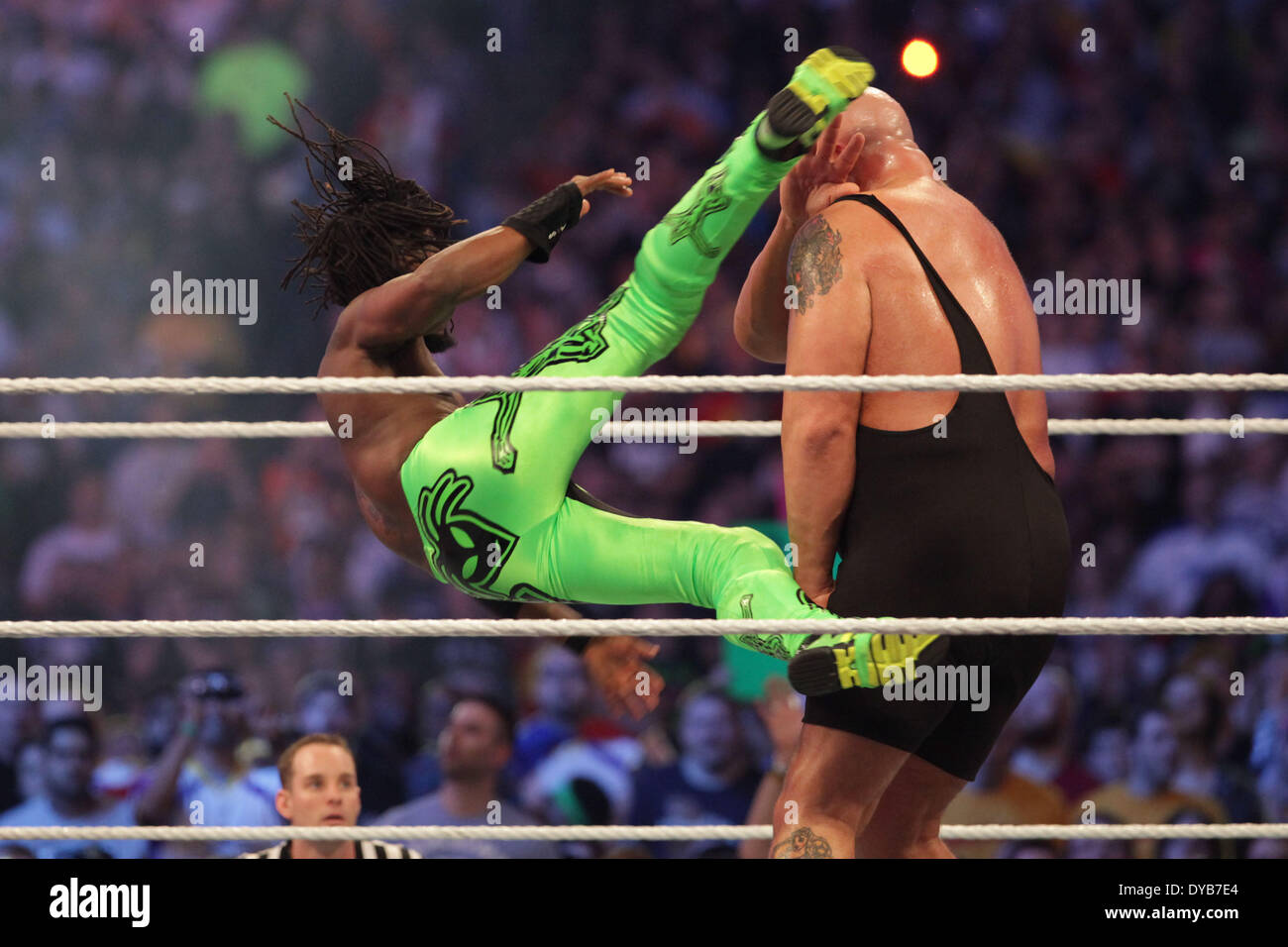 New Orleans, Louisiana, USA. 6. April 2014. KOFI KINGSTON landet einen Kick auf Big Show während den André der Riese Battle Royal bei Wrestlemania 30 BMW Super Dome. © Matt Roberts/ZUMA Wire/ZUMAPRESS.com/Alamy Live-Nachrichten Stockfoto