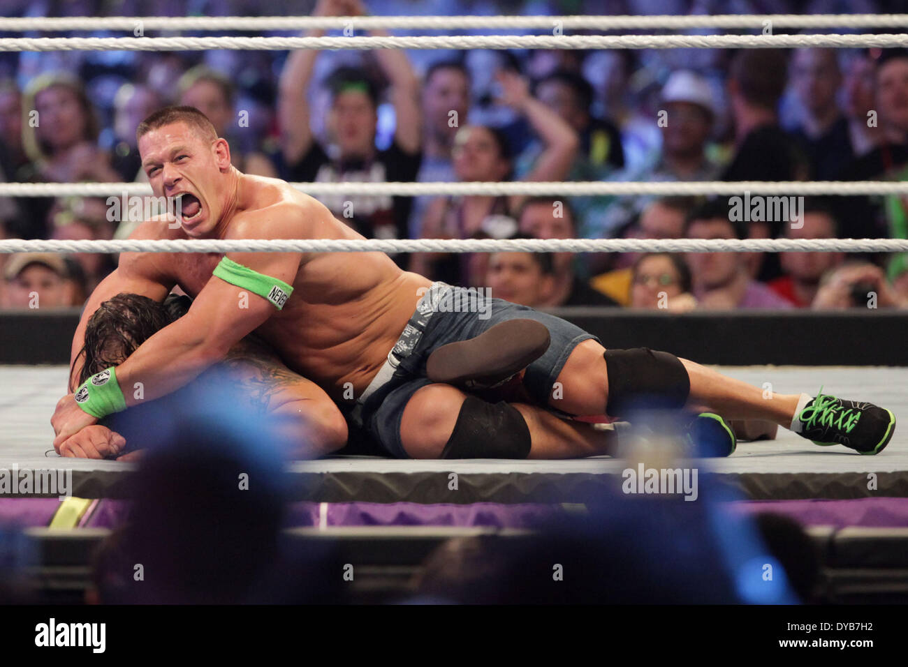 New Orleans, Louisiana, USA. 6. April 2014. JOHN CENA versucht Bray Wyatt während ihres Spiels während Wrestlemania 30 BMW Super Dome zu übermitteln. © Matt Roberts/ZUMA Wire/ZUMAPRESS.com/Alamy Live-Nachrichten Stockfoto