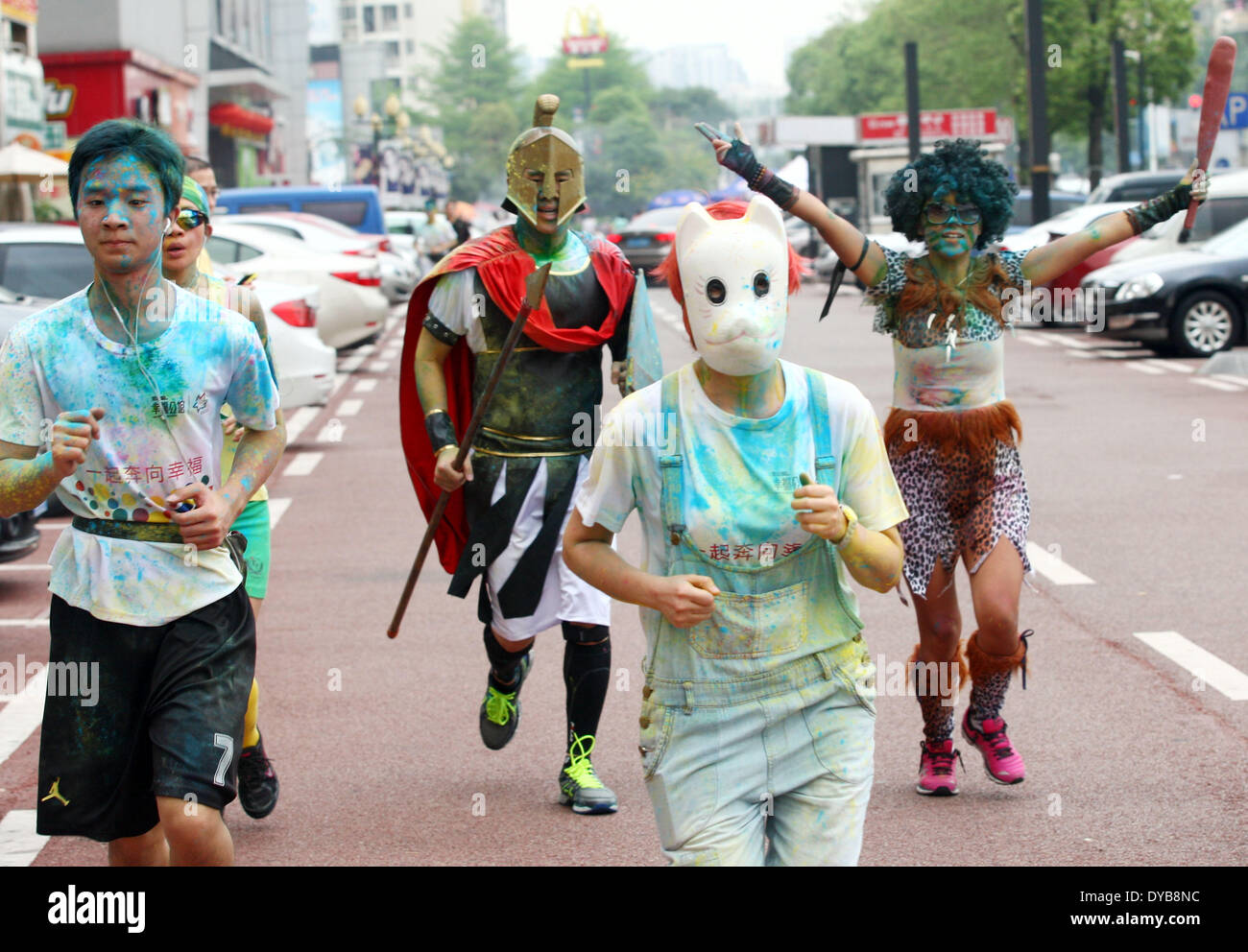 Dongguan. 13. April 2014. Die Teilnehmer laufen während "The Color Run" in Dongguan, Guangdong Provinz Süd-China, 12. April 2014. Die Farbe ist ein 5-Kilometer, UN-zeitgesteuerte Rennen in denen Tausende von Teilnehmern oder "Color Runner" übergossen werden von Kopf bis Fuß in verschiedenen Farben bei jedem Kilometer. Bildnachweis: Xinhua/Alamy Live-Nachrichten Stockfoto
