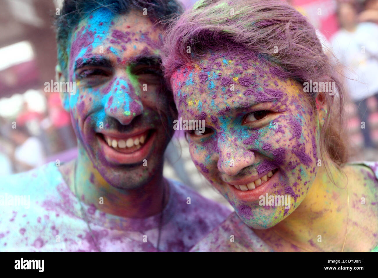 Dongguan. 13. April 2014. Teilnehmer posieren für Fotos während "The Color Run" in Dongguan, Guangdong Provinz Süd-China, 12. April 2014. Die Farbe ist ein 5-Kilometer, UN-zeitgesteuerte Rennen in denen Tausende von Teilnehmern oder "Color Runner" übergossen werden von Kopf bis Fuß in verschiedenen Farben bei jedem Kilometer. Bildnachweis: Xinhua/Alamy Live-Nachrichten Stockfoto