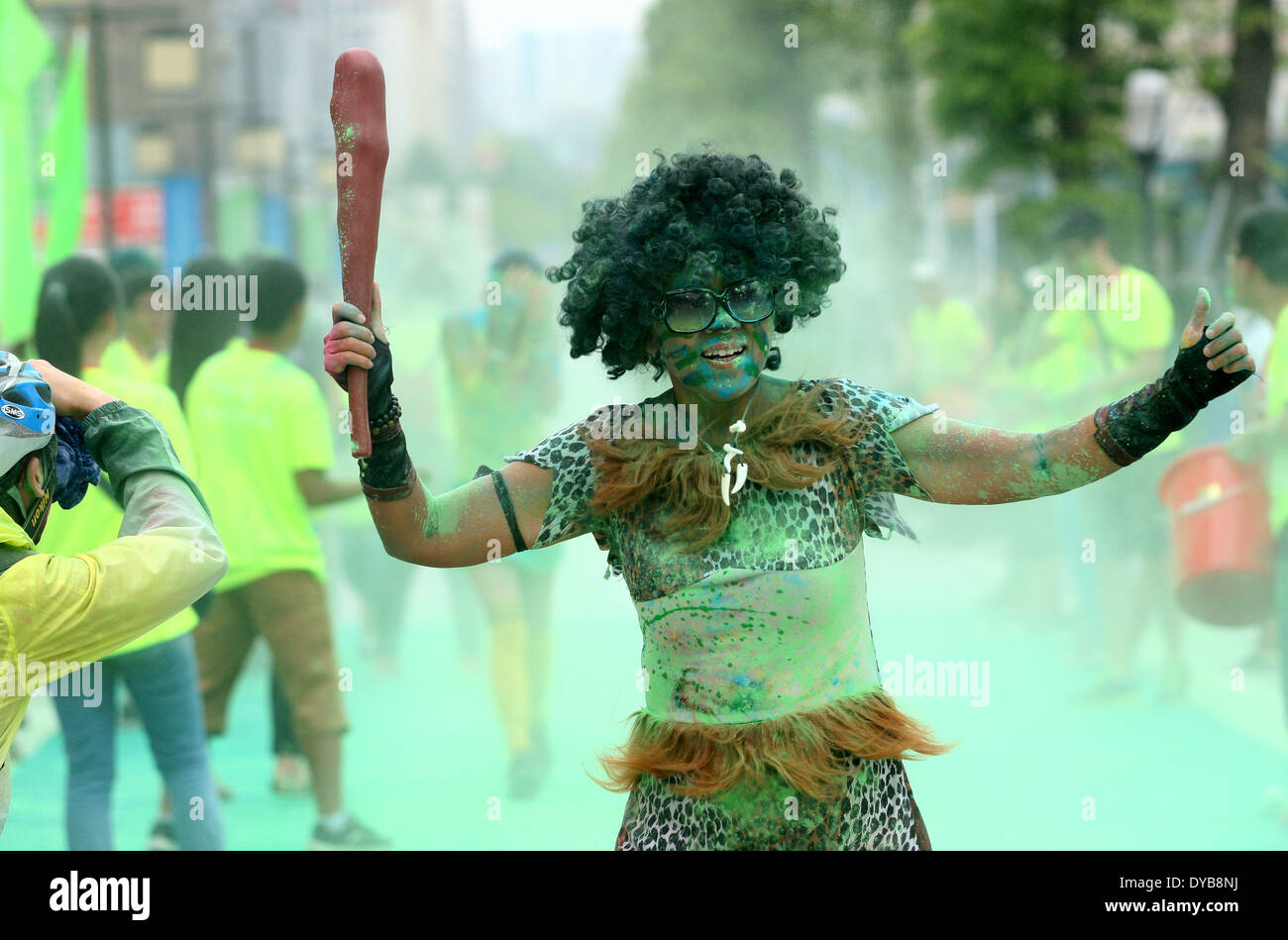 Dongguan. 13. April 2014. Ein Teilnehmer wird während "The Color Run" in Dongguan, Guangdong Provinz Süd-China, 12. April 2014 ausgeführt. Die Farbe ist ein 5-Kilometer, UN-zeitgesteuerte Rennen in denen Tausende von Teilnehmern oder "Color Runner" übergossen werden von Kopf bis Fuß in verschiedenen Farben bei jedem Kilometer. Bildnachweis: Xinhua/Alamy Live-Nachrichten Stockfoto