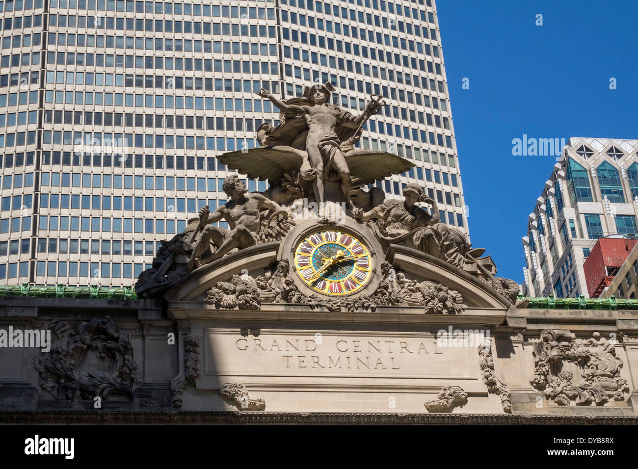 Der Haupteingang zum Grand Central Terminal mit Quecksilber und Uhr und MetLife Building Stockfoto