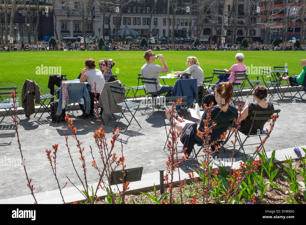 Bryant Park in New York City an einem Frühlingstag Stockfoto